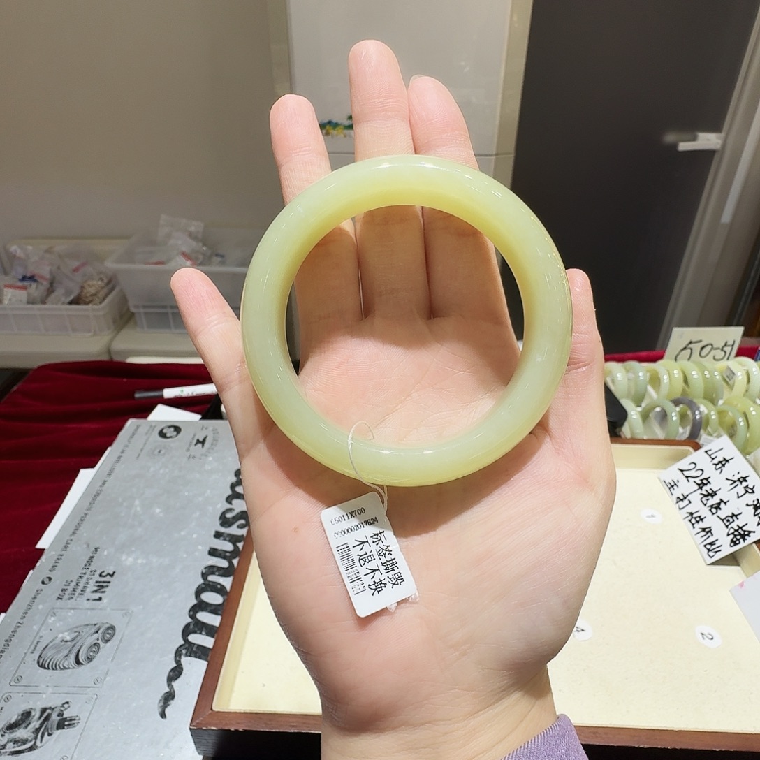 小***喜和田玉未镶嵌手镯657