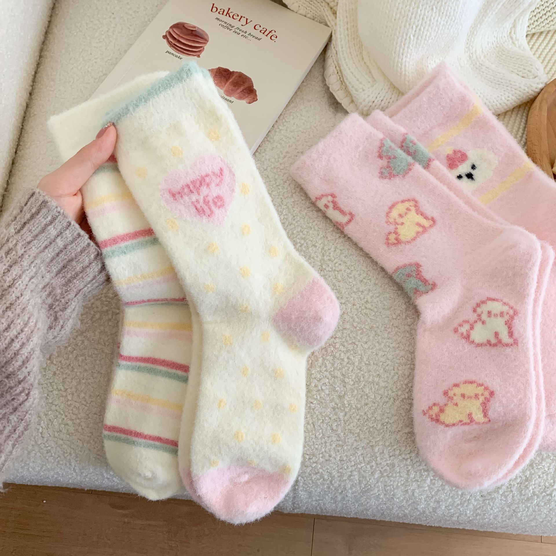 毛茸茸袜子女可爱睡觉穿的秋冬女生加厚居家冬季保暖中筒澳绒睡眠