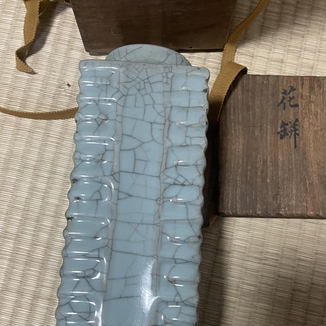 一件器型挺拔画面精美的瓷瓶