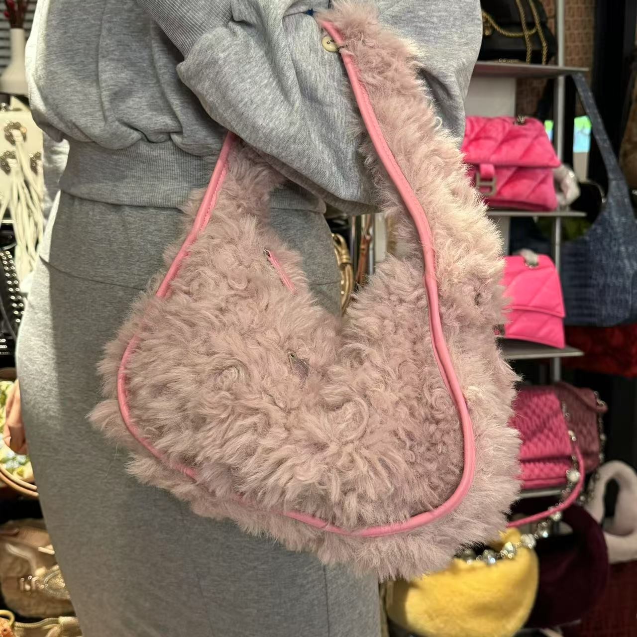 99新 Prada/普拉达 辣辣/超粉色毛毛hobo单肩包