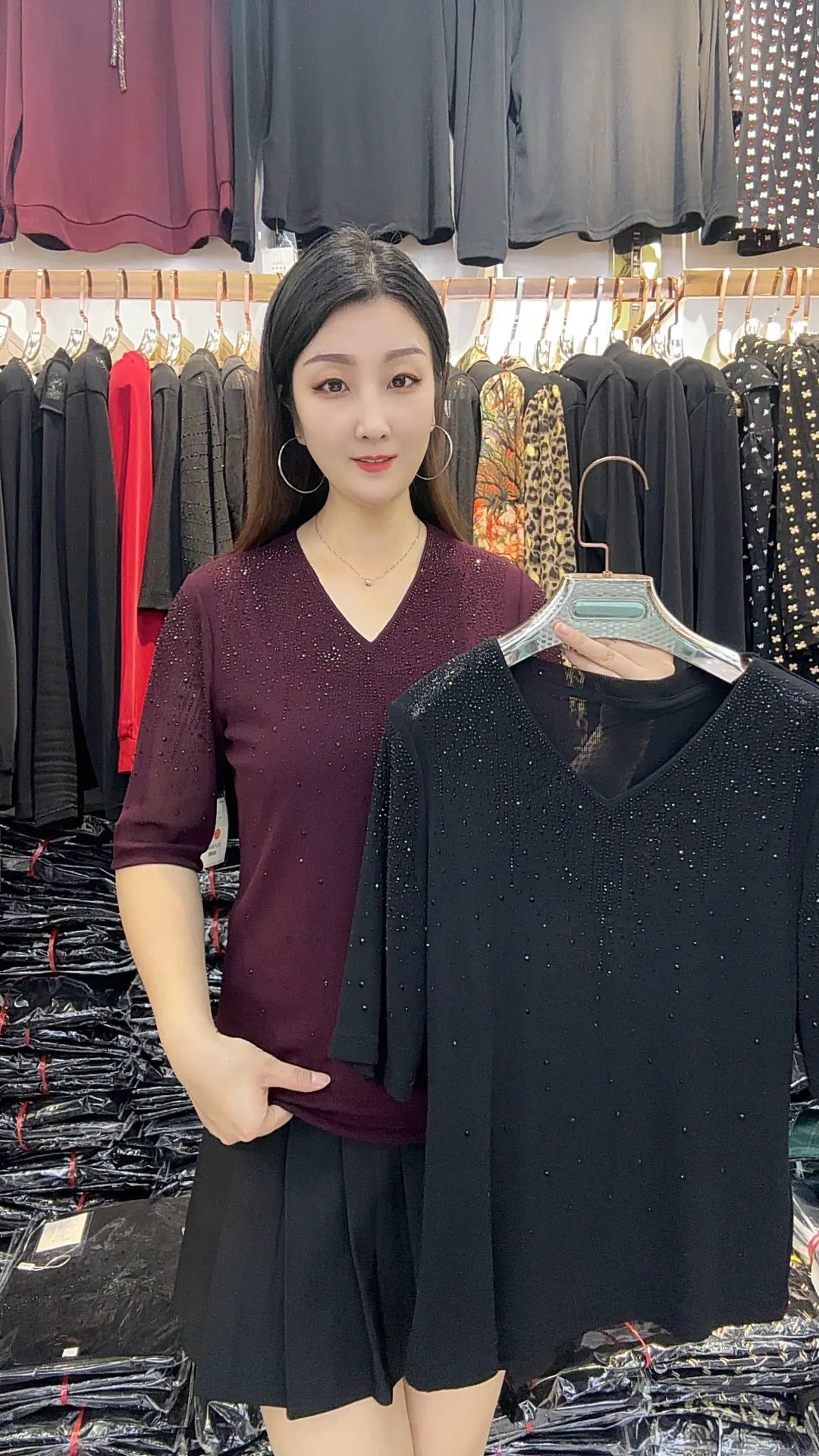 52#烫钻中袖修身型透气V领黑色夏季气质打底衫女士