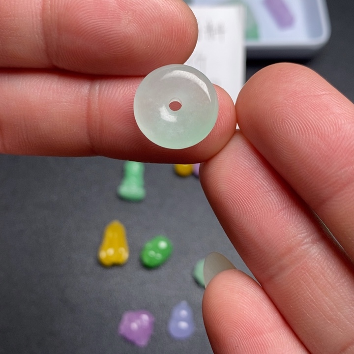 用***3翡翠未镶嵌颈饰挂件