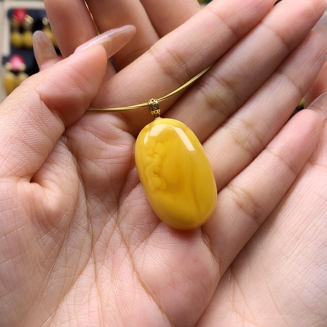 蜜蜡颈饰18K金镶嵌吊坠