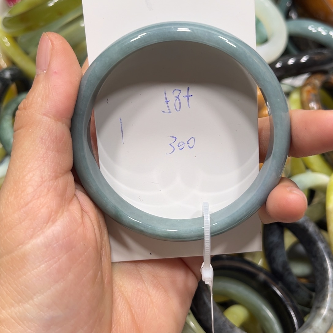 翡翠手镯未镶嵌穷****.