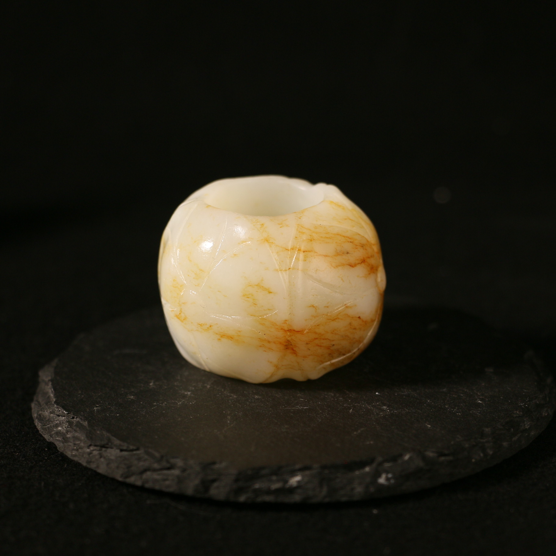 1N14 明 白玉带沁五福花扳指