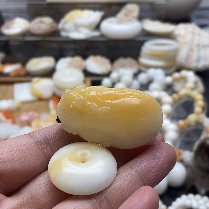 非金属贝壳翘黄貔貅+蜜蜡色平安扣