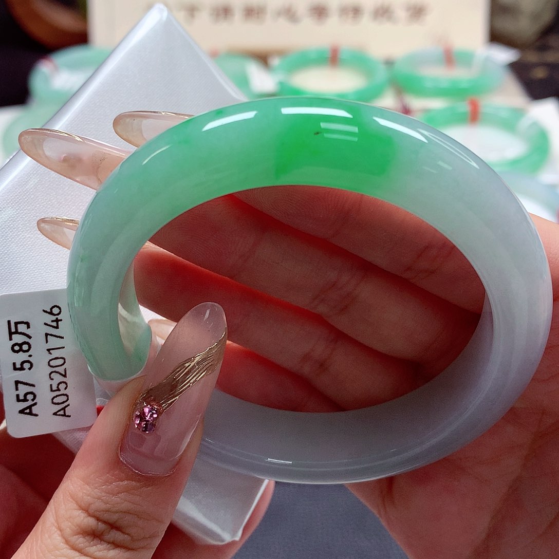 翡翠手镯未镶嵌22（37号）有美人痣