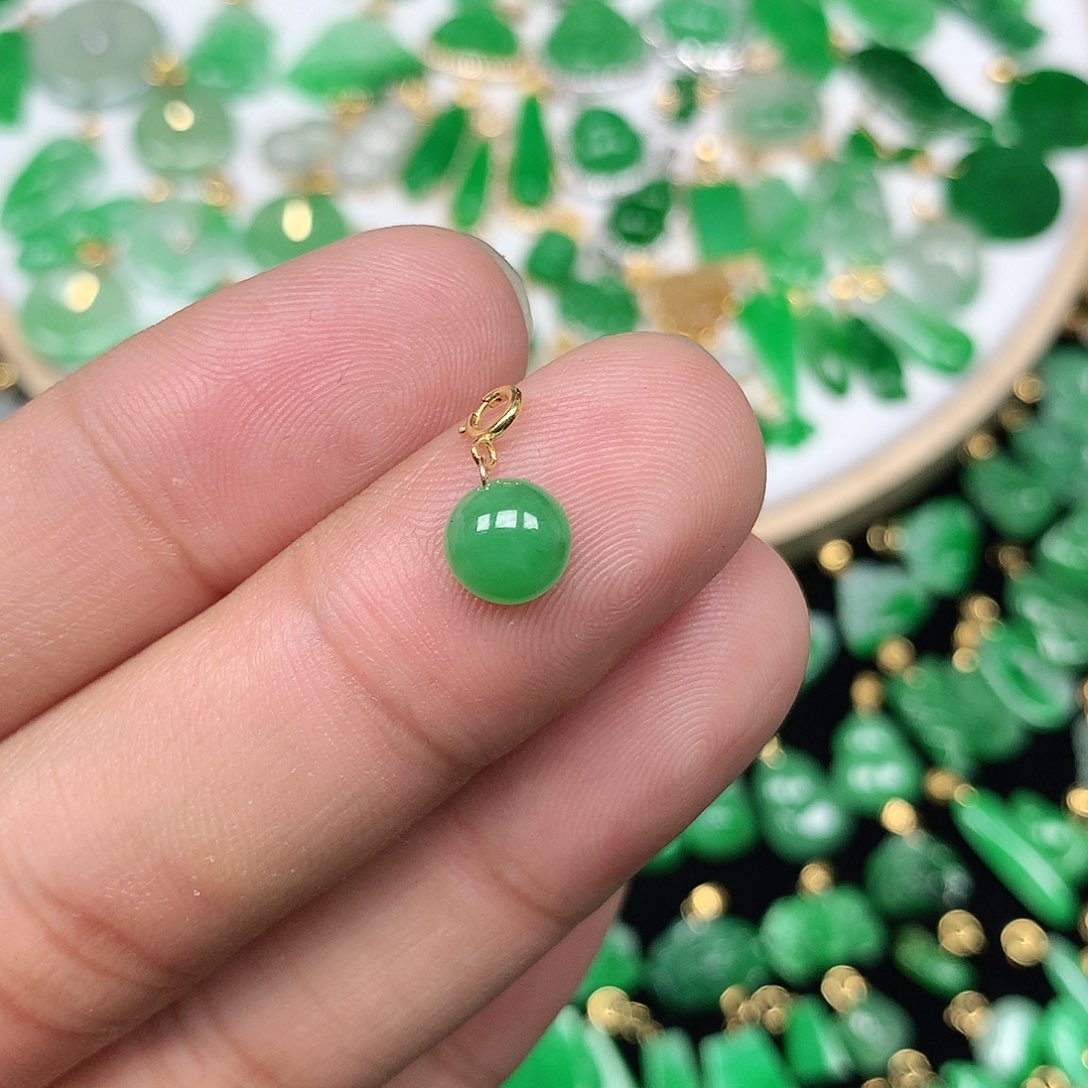 翡翠配石18K金扣 小巧精美满绿小蛋面