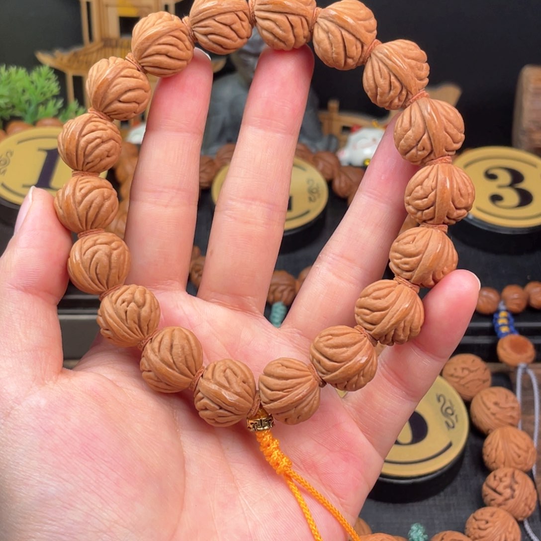 吊坠桃核祥云纹15手持