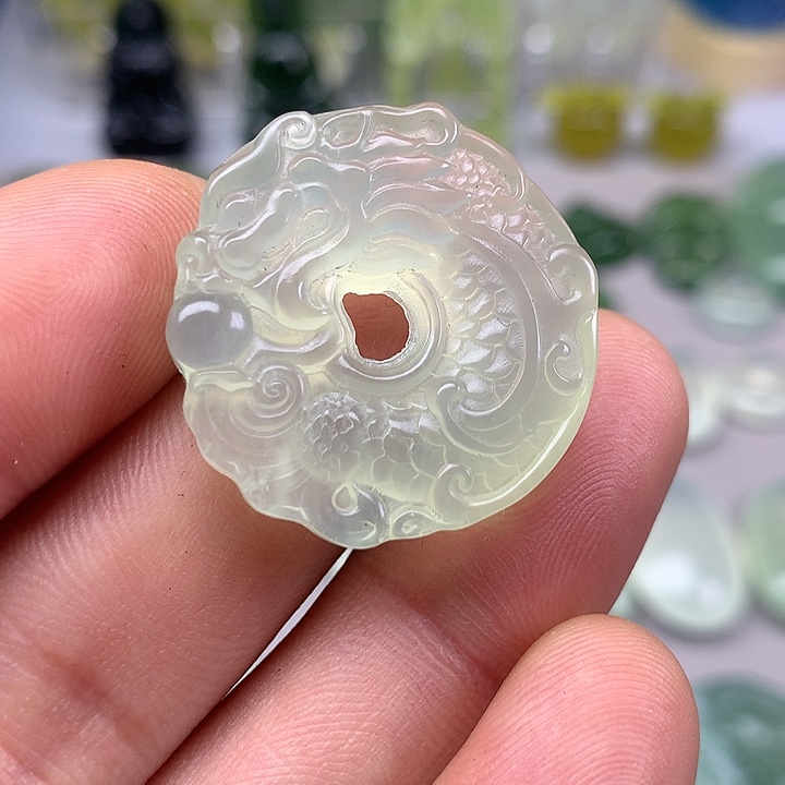 蛇纹石玉挂坠未镶嵌