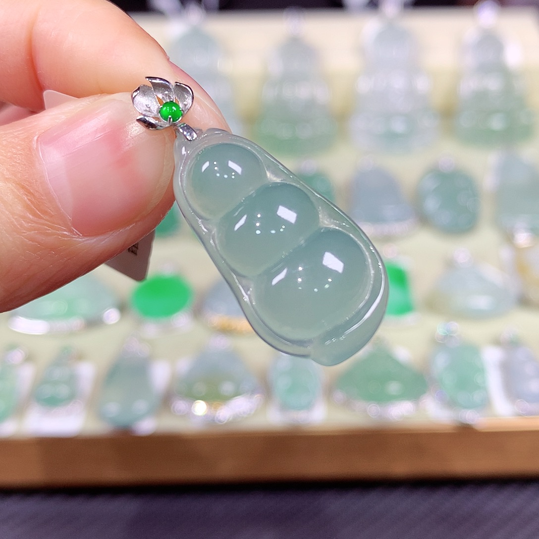 翡翠18K金镶嵌颈饰福豆