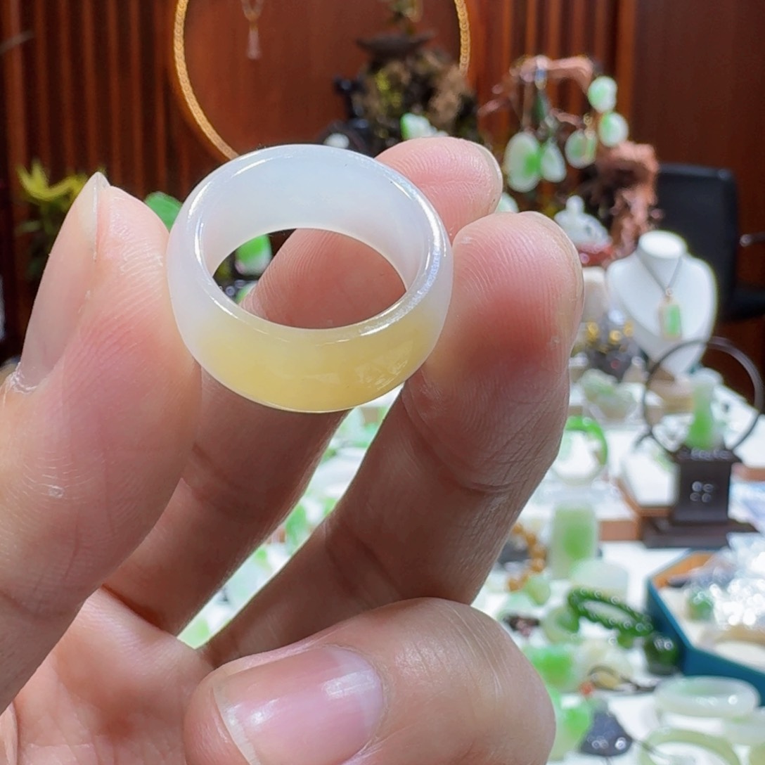 和田玉和田玉糖白卡18戒圈未镶嵌