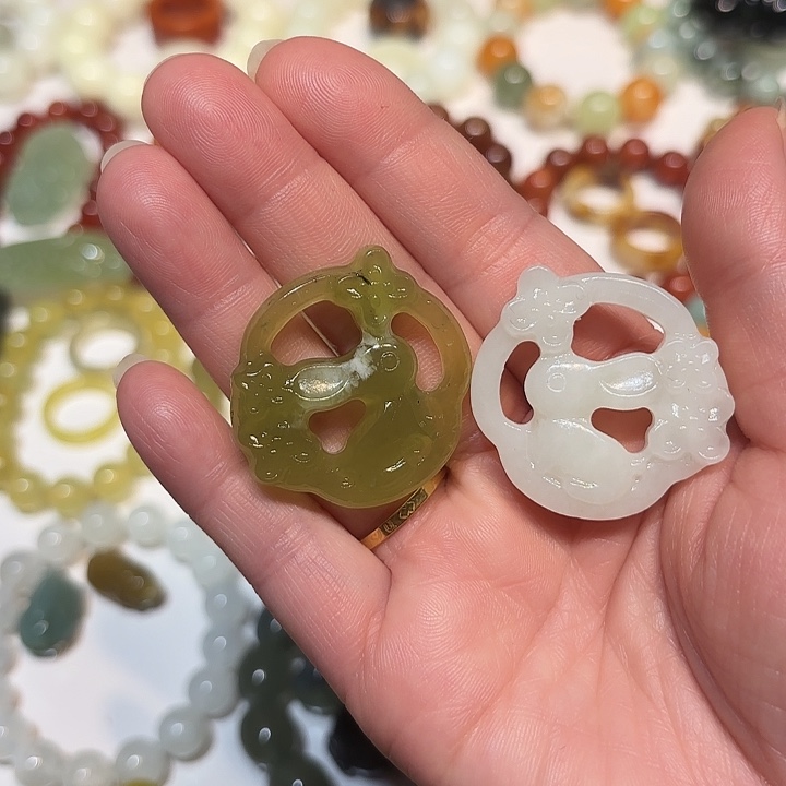 蛇纹石玉未镶嵌吊坠