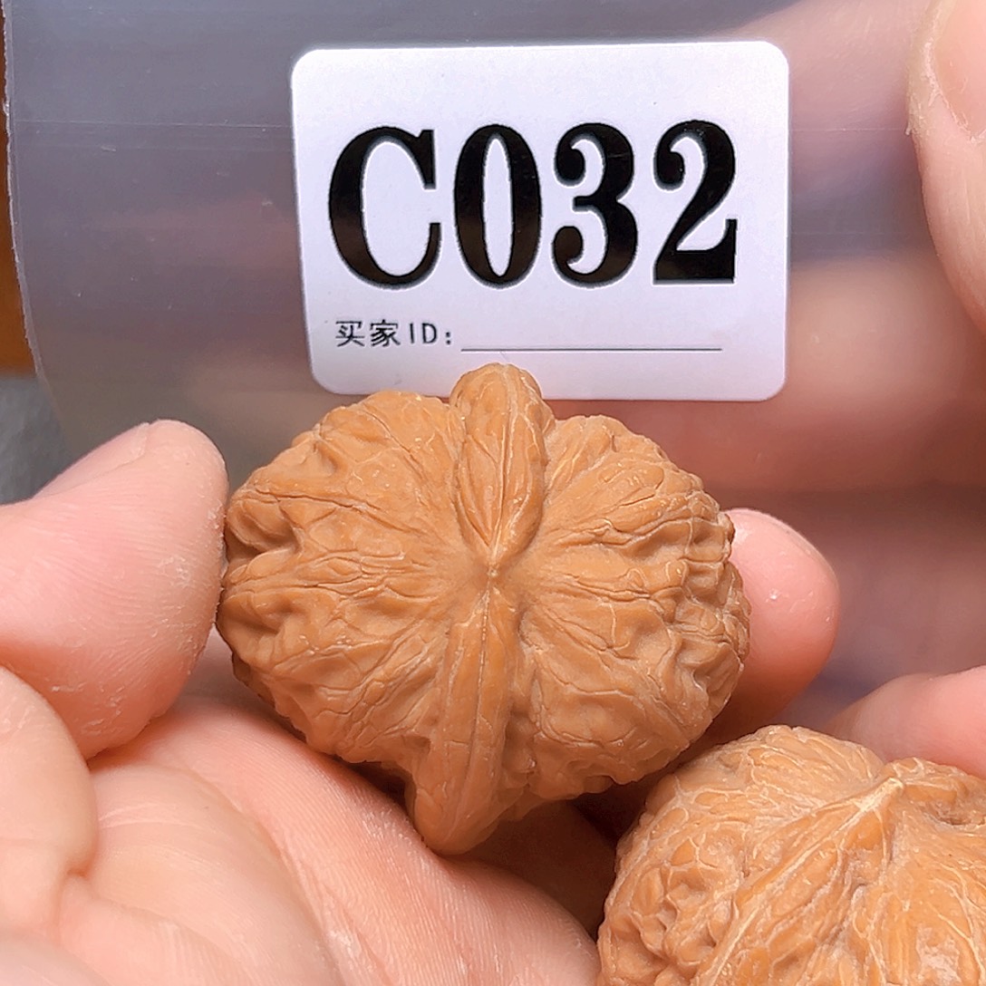 文玩核桃吊坠41元宝。有瑕疵