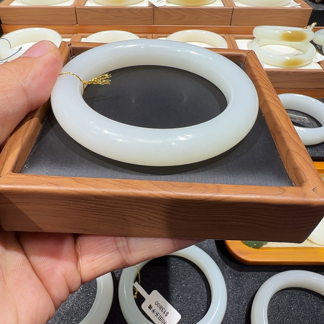 J***o和田玉未镶嵌手镯