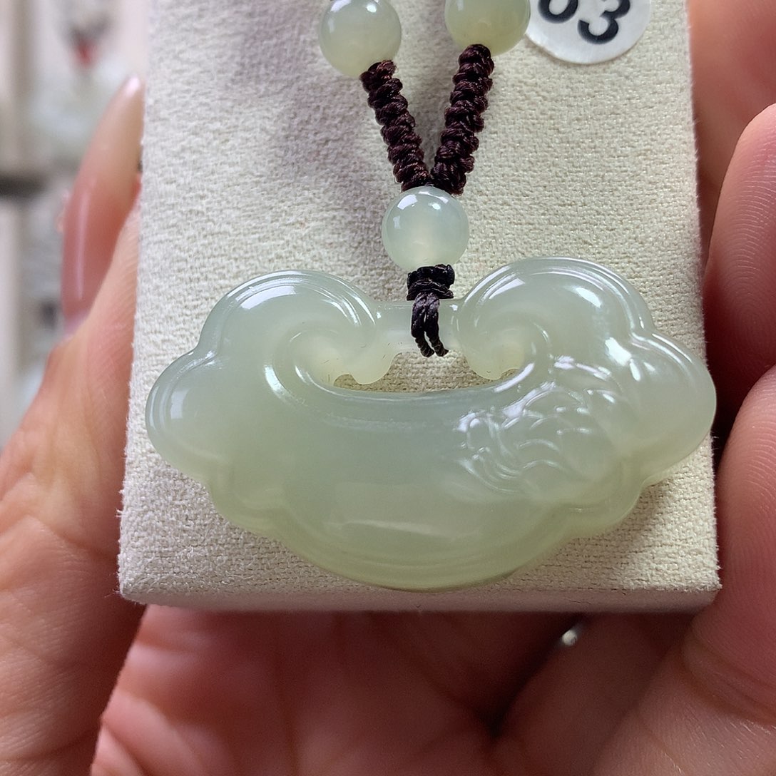 阳***照和田玉未镶嵌颈饰