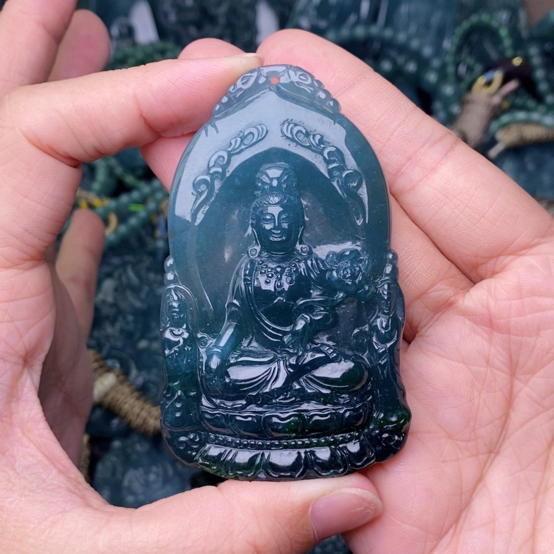 翡翠未镶嵌颈饰            