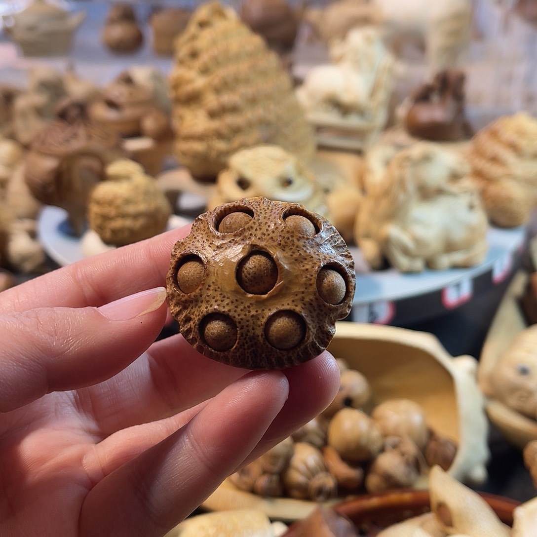 竹根雕一把抓莲蓬