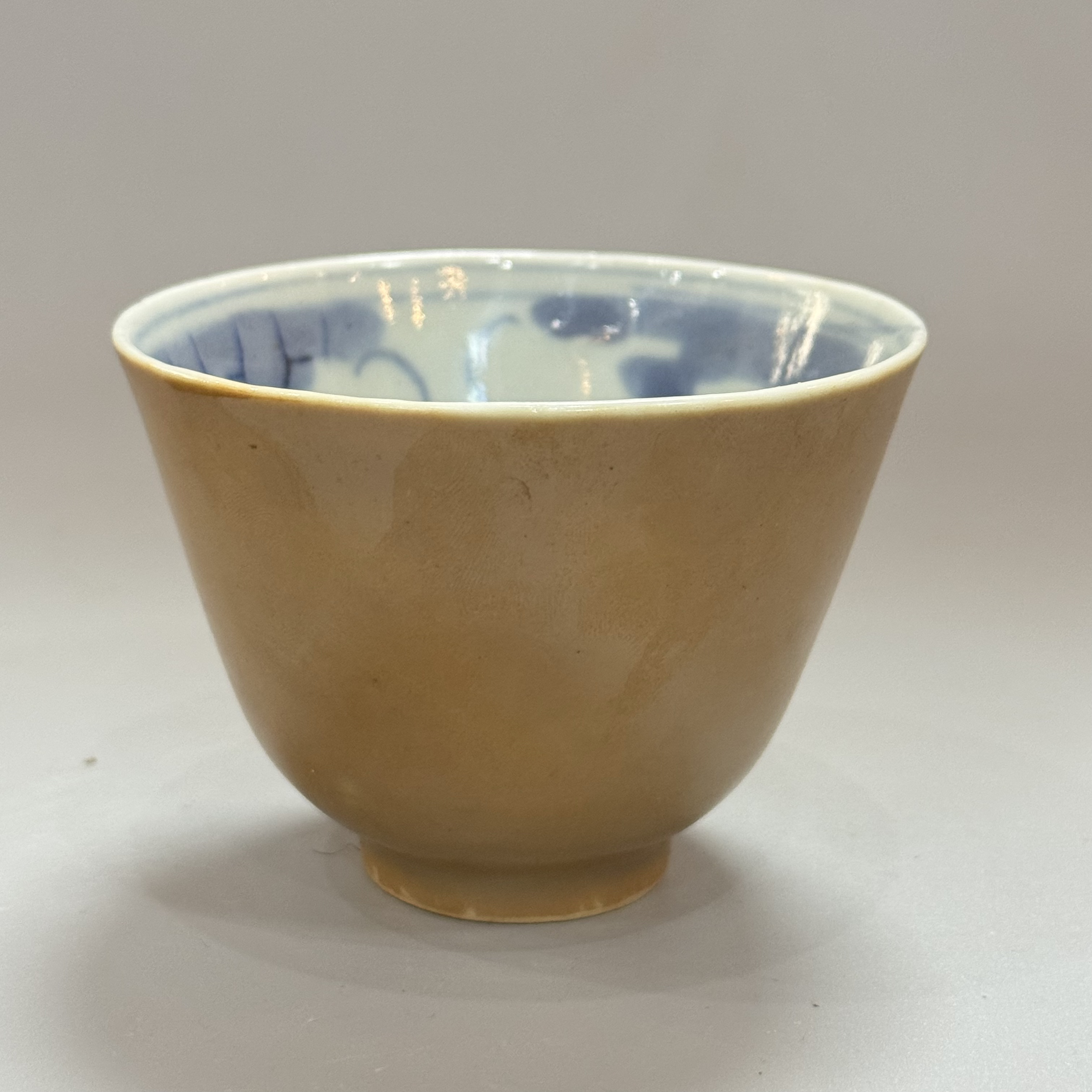玉字款 外紫金釉内青花金鱼纹杯  口径8.2  