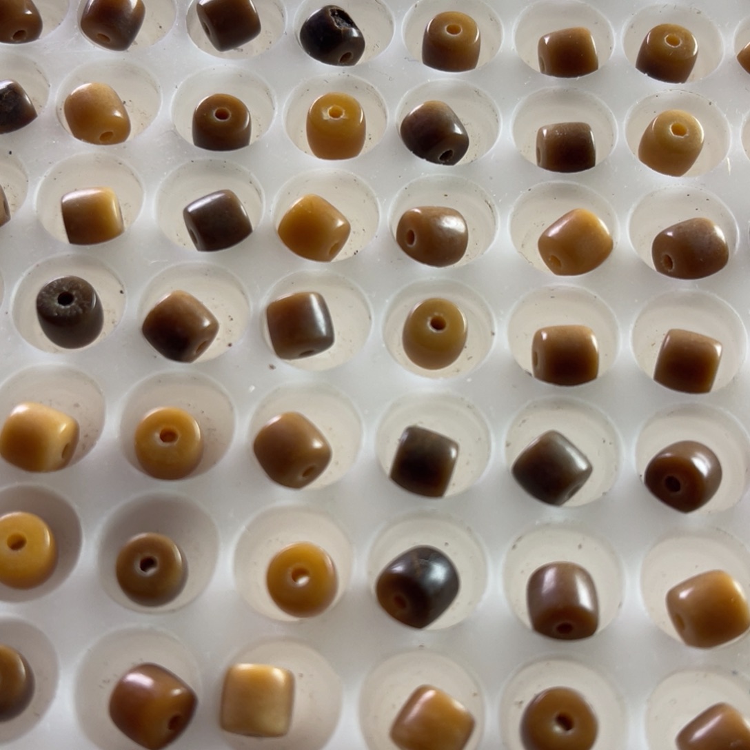 白玉菩提吊坠瑕疵7-6风化直切220颗