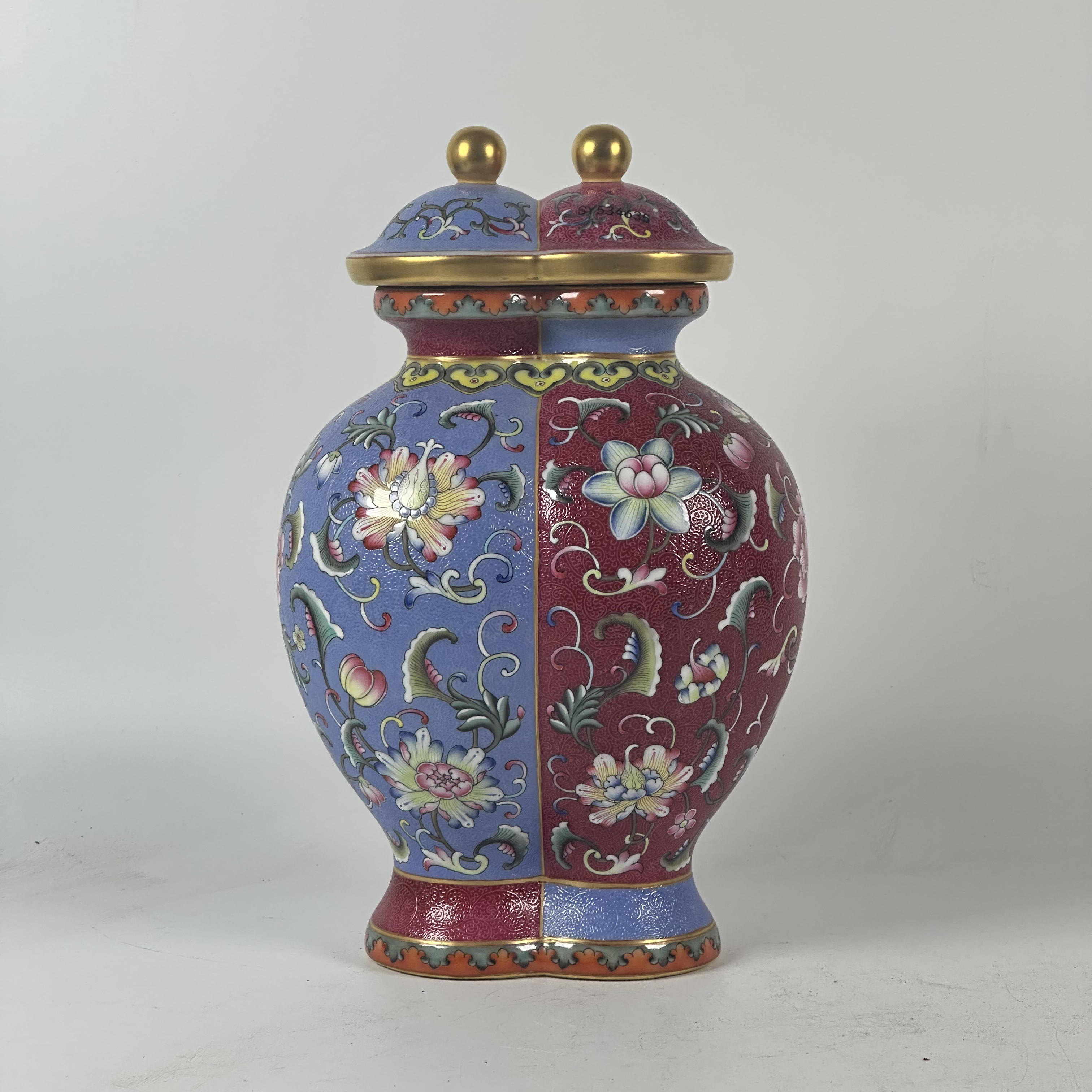 珐琅彩缠枝花卉赏瓶收藏鉴赏