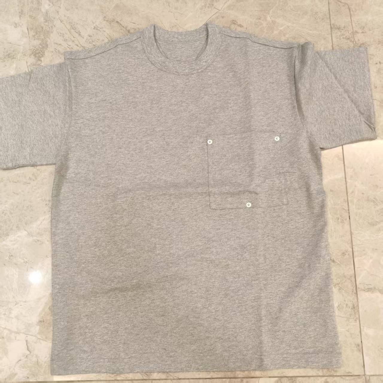 99新 BOTTEGA VENETA/葆蝶家 口袋三角钉珠灰T恤 239