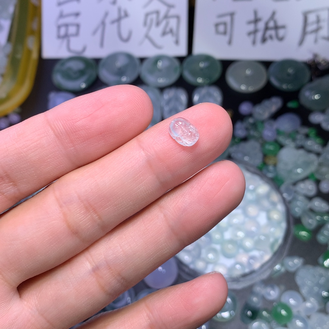 翡翠未镶嵌颈饰貔貅