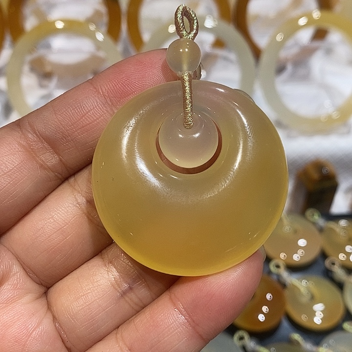 石英质玉（黄龙玉）未镶嵌颈饰