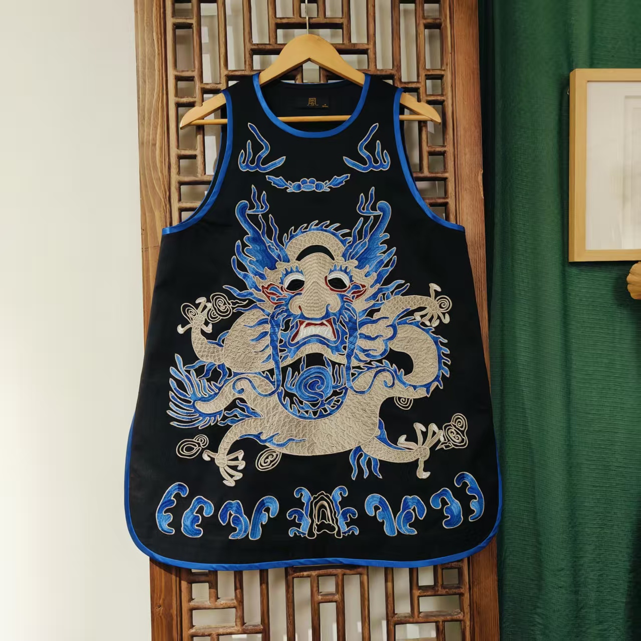 （  LS393-8）凤徕兮私人定制黑色光板底大座龙刺绣无袖马甲