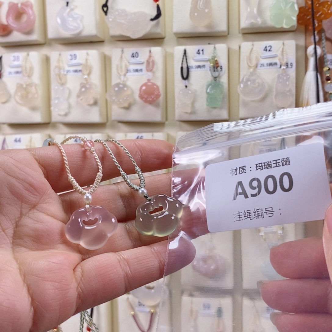 二***。玛瑙/玉髓未镶嵌颈饰