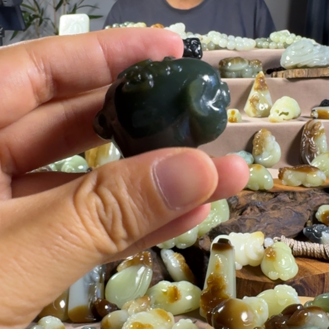 颈饰未镶嵌和田玉（糖玉）