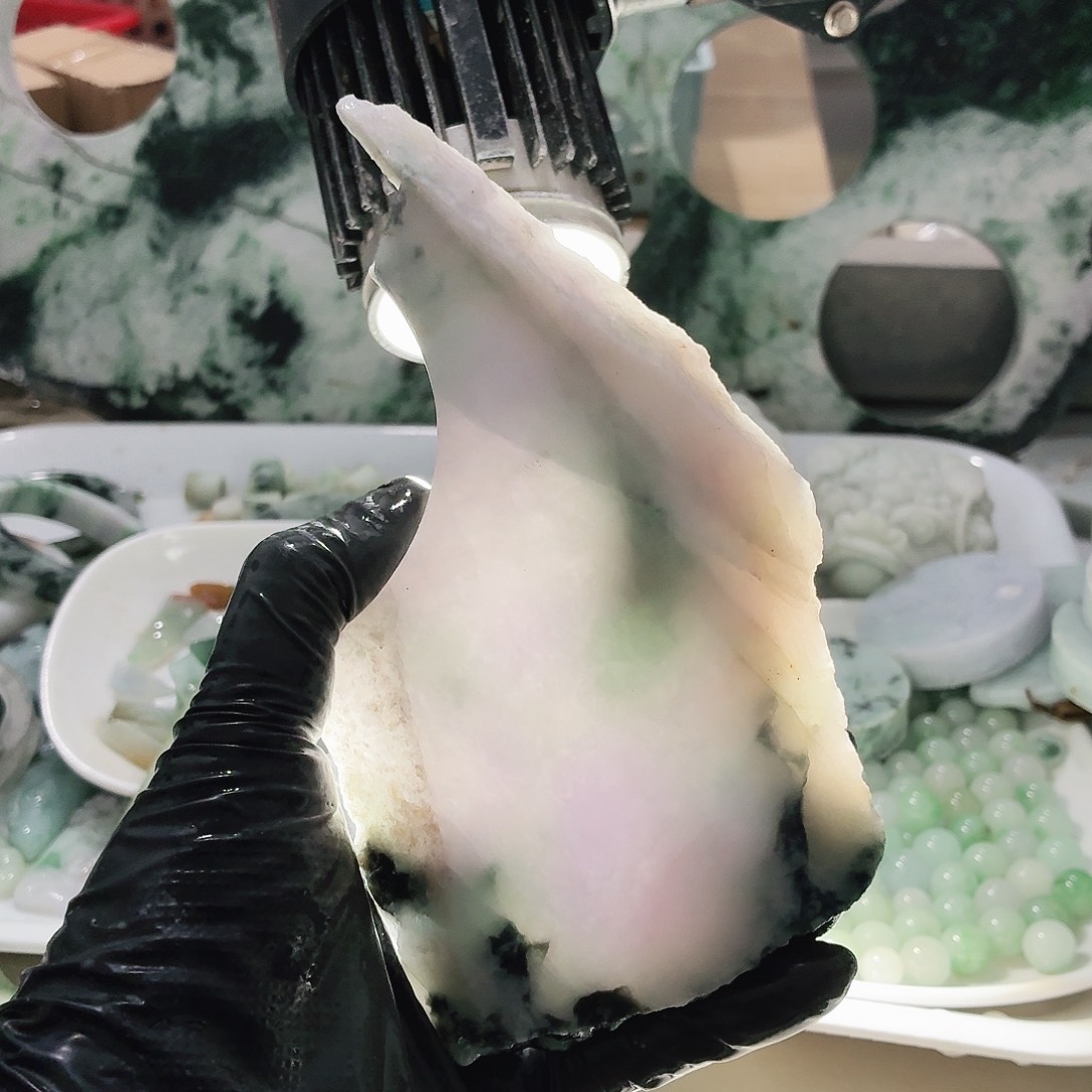 翡翠未镶嵌颈饰边角料