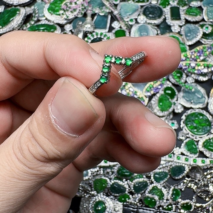 翡翠颈饰未镶嵌天然A货翡翠放漏