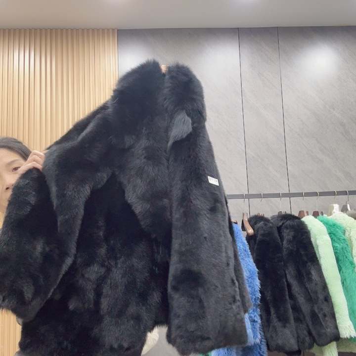 下****吧118黑色直毛托卡西服领