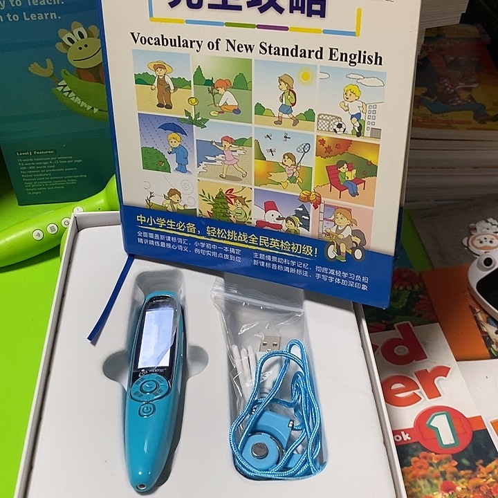点读笔+英语词汇一本。 