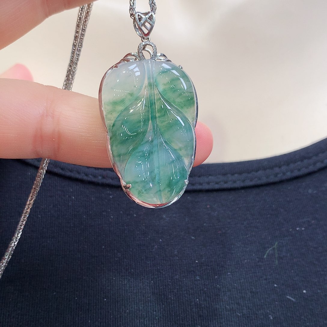 翡翠颈饰18K金镶嵌叶子