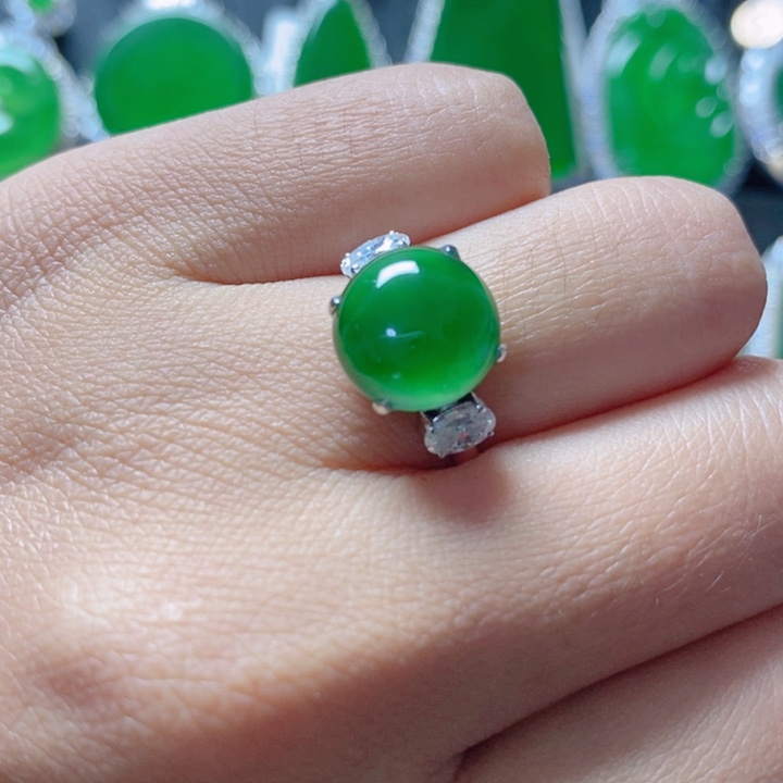 翡翠颈饰18K金镶嵌18。  