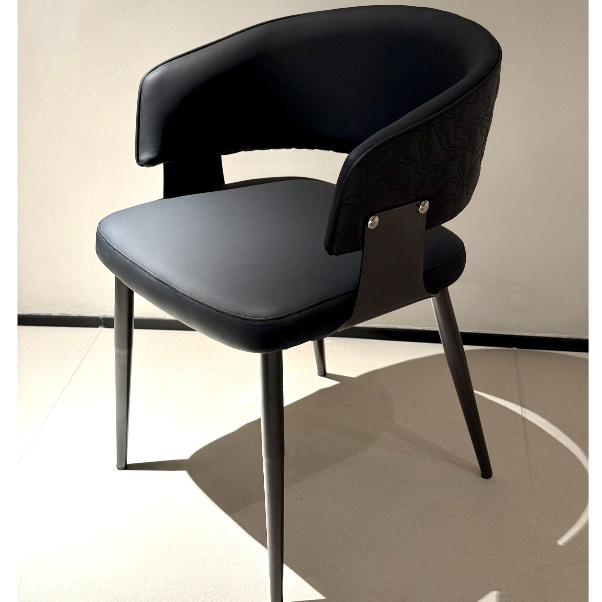 《钢手椅》设计师推荐餐椅