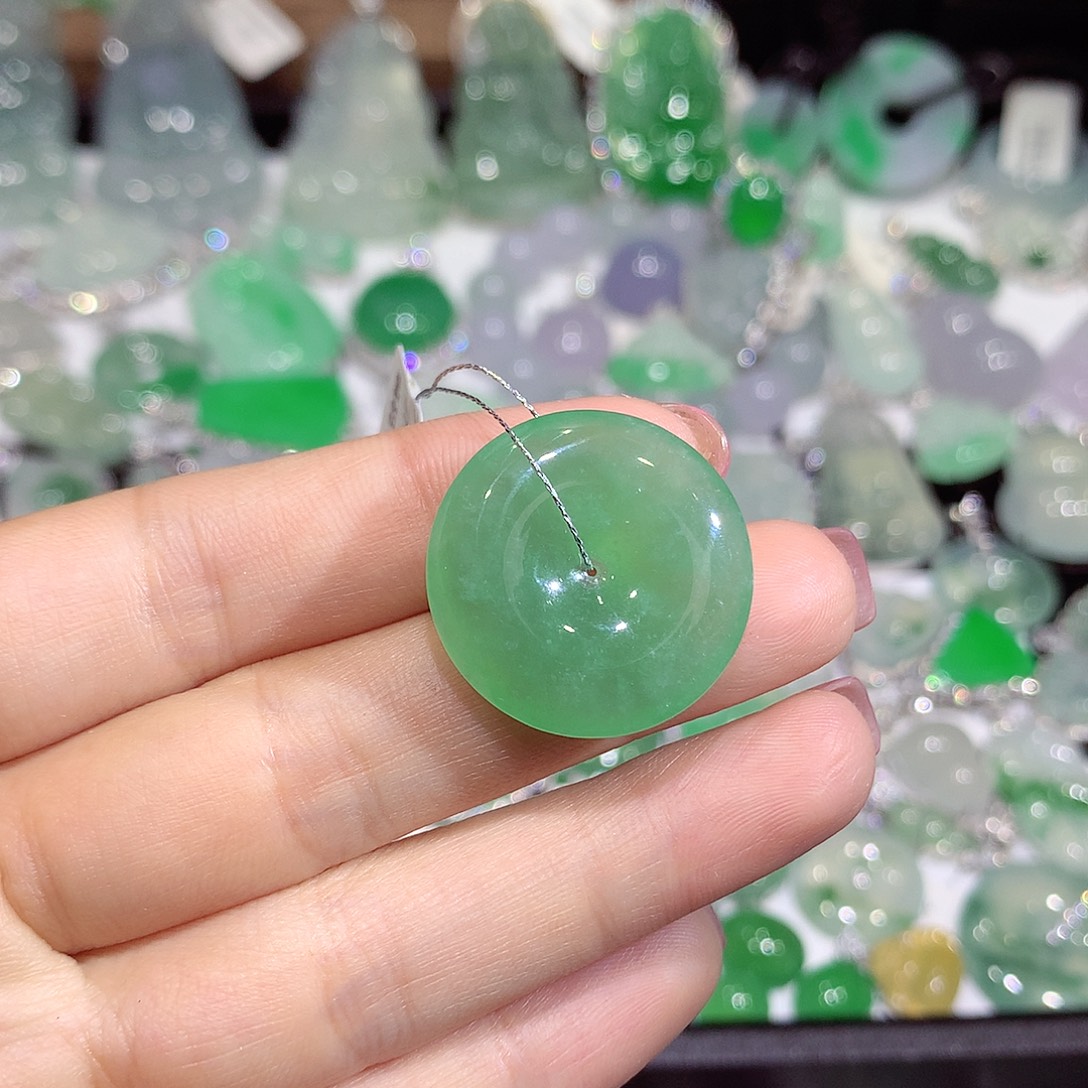 翡翠未镶嵌颈饰扣