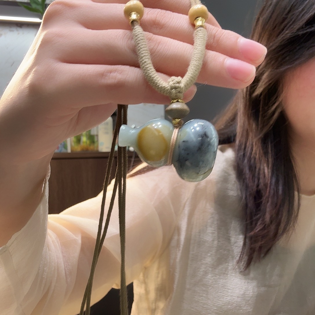 蛇纹石玉未镶嵌颈饰