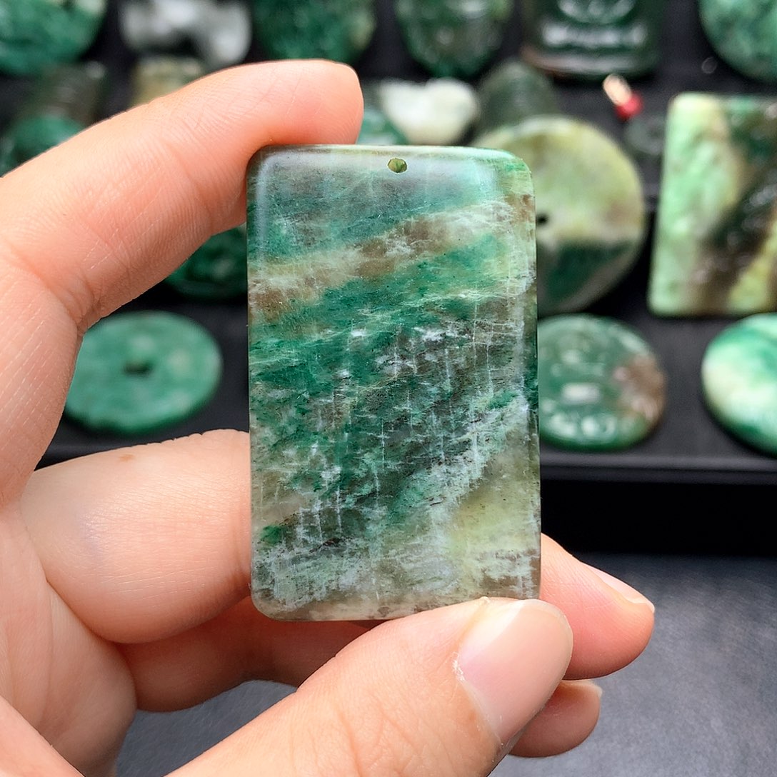 独山玉未镶嵌颈饰