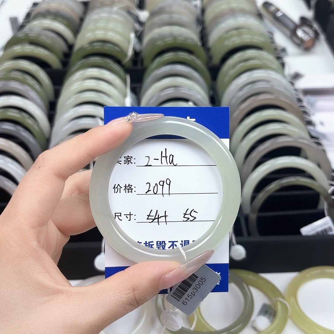 Z****和田玉未镶嵌手镯