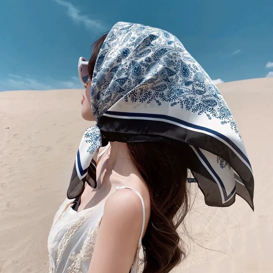 1418 双面缎70×70方巾浅蓝腰果花