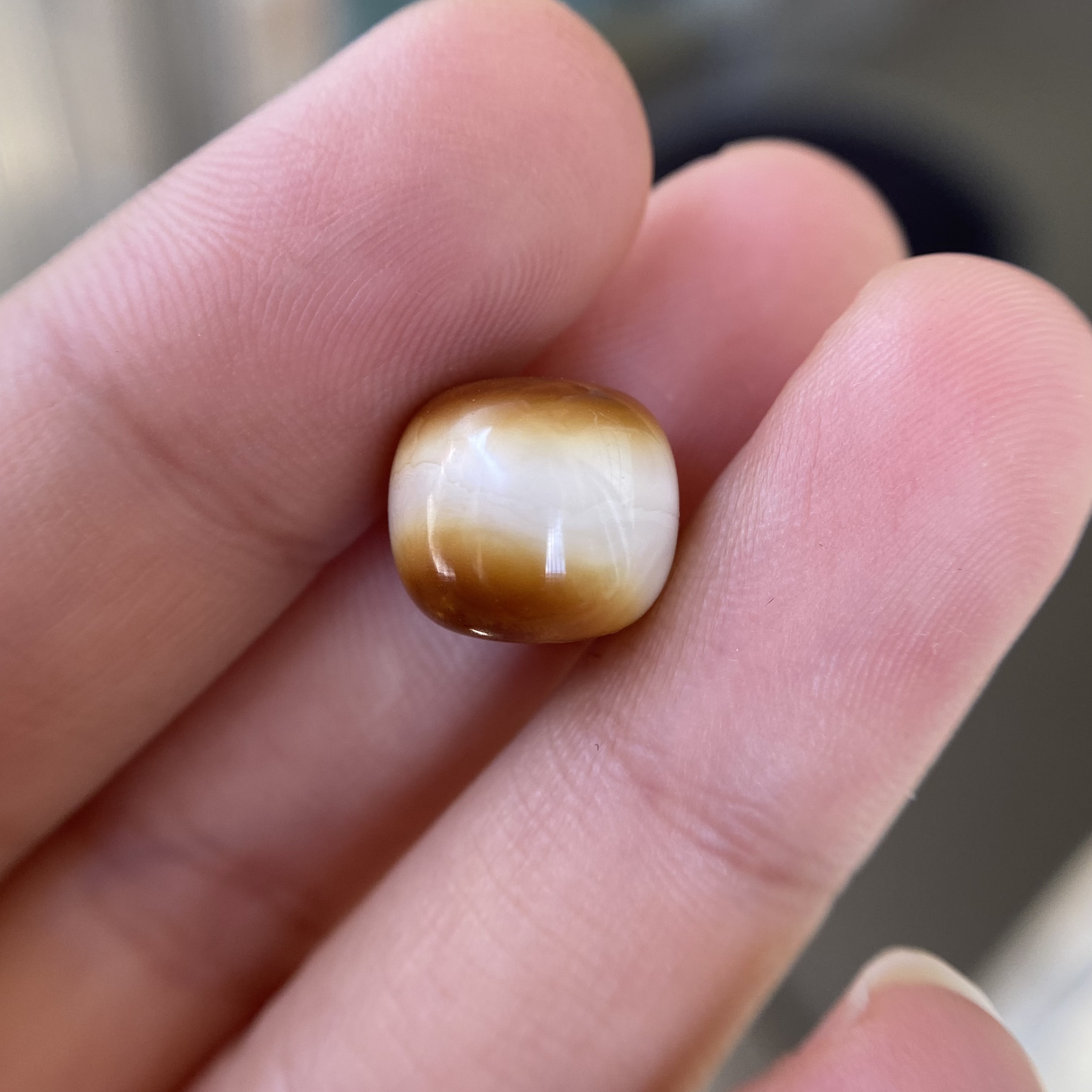 蜜蜡沁色老型配饰11.6×10.5mm，沁得挺满，无优化保天然