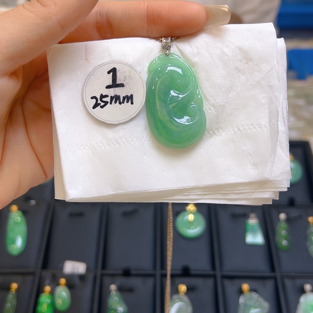 翡翠颈饰18K金镶嵌翡翠