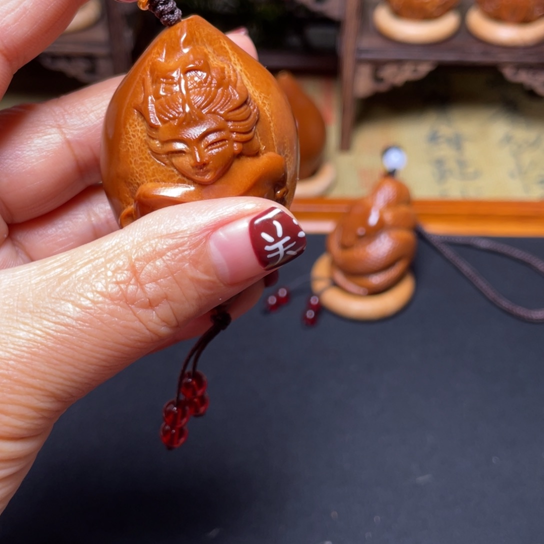 橄榄核吊坠美女蝴蝶