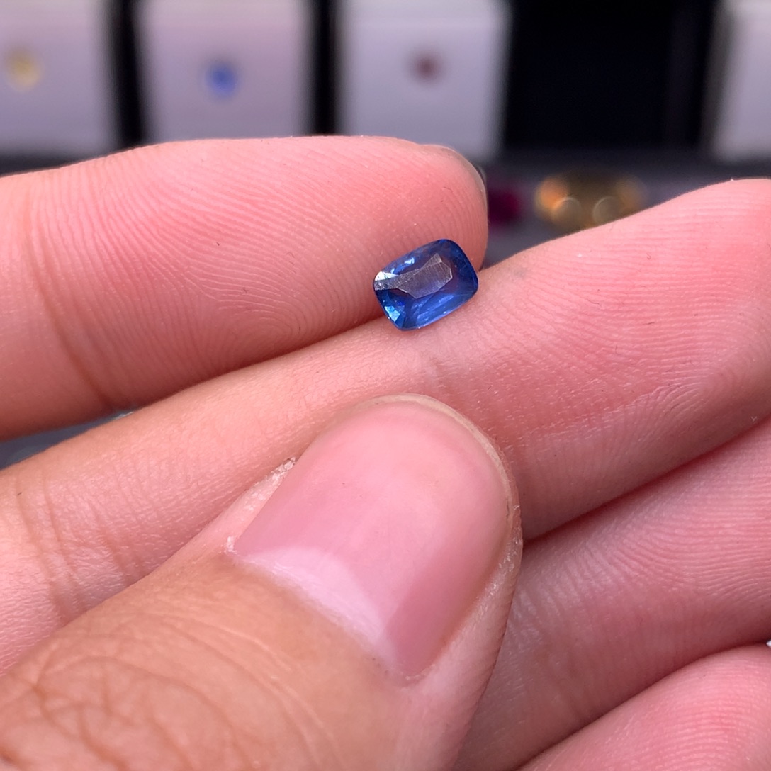 蓝宝石裸石未镶嵌