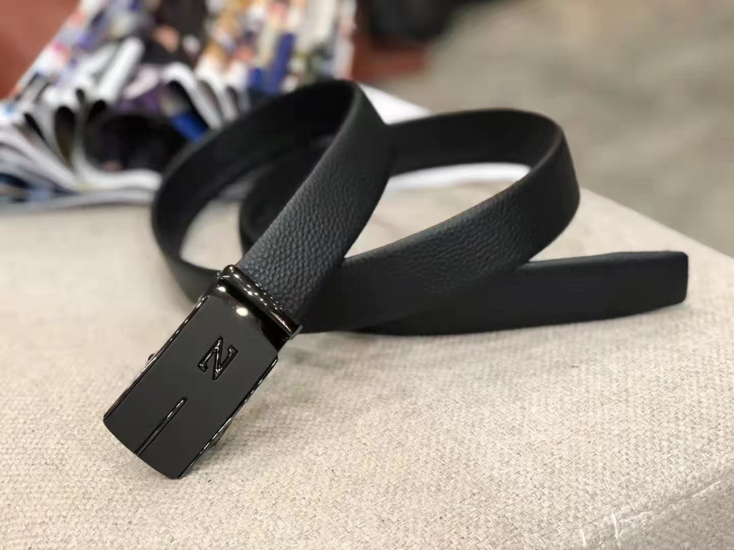 轧花男字母腰带皮带黑色平滑百搭双面休闲带扣编织奢侈