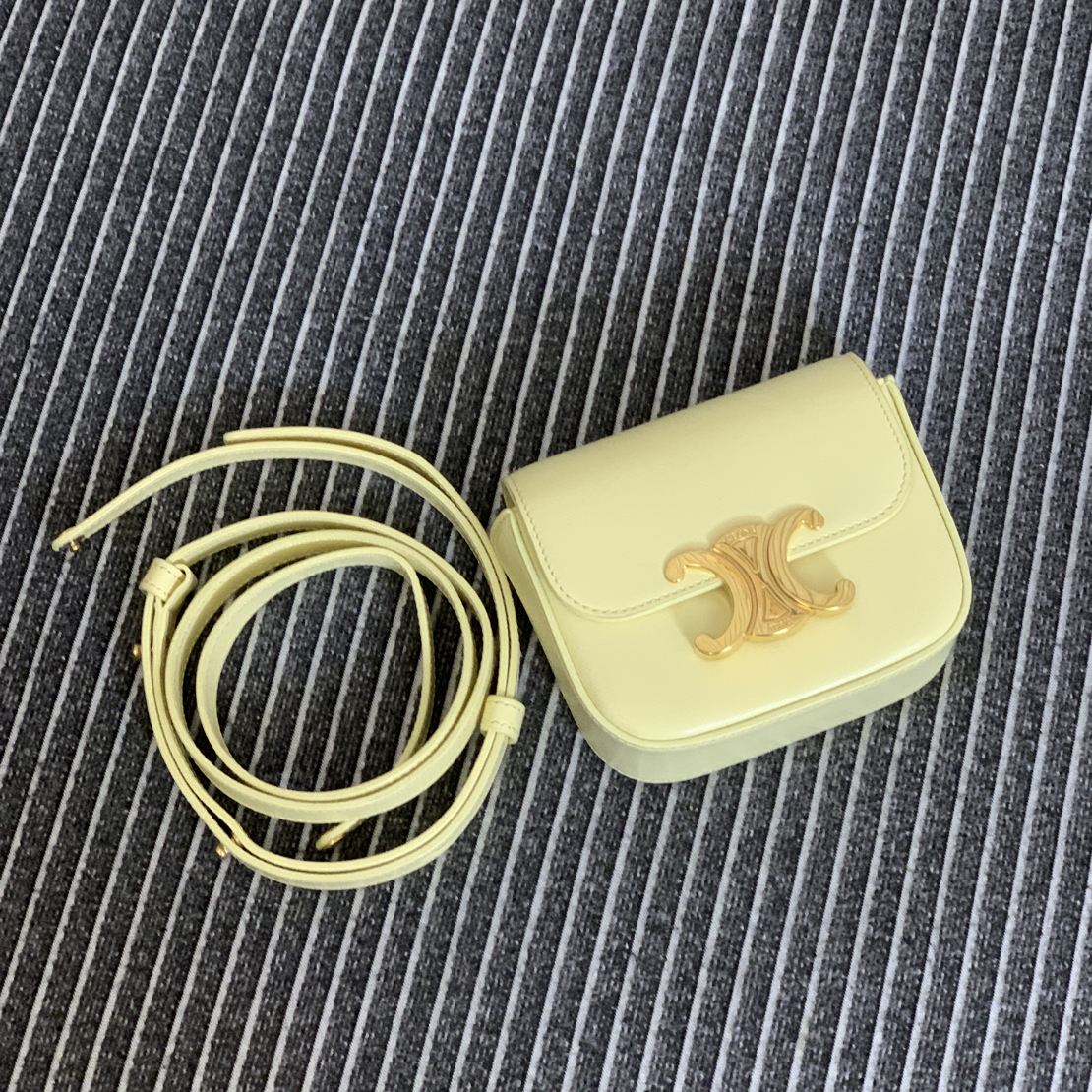 95新 Celine/思琳 小鸡黄金标耳机包