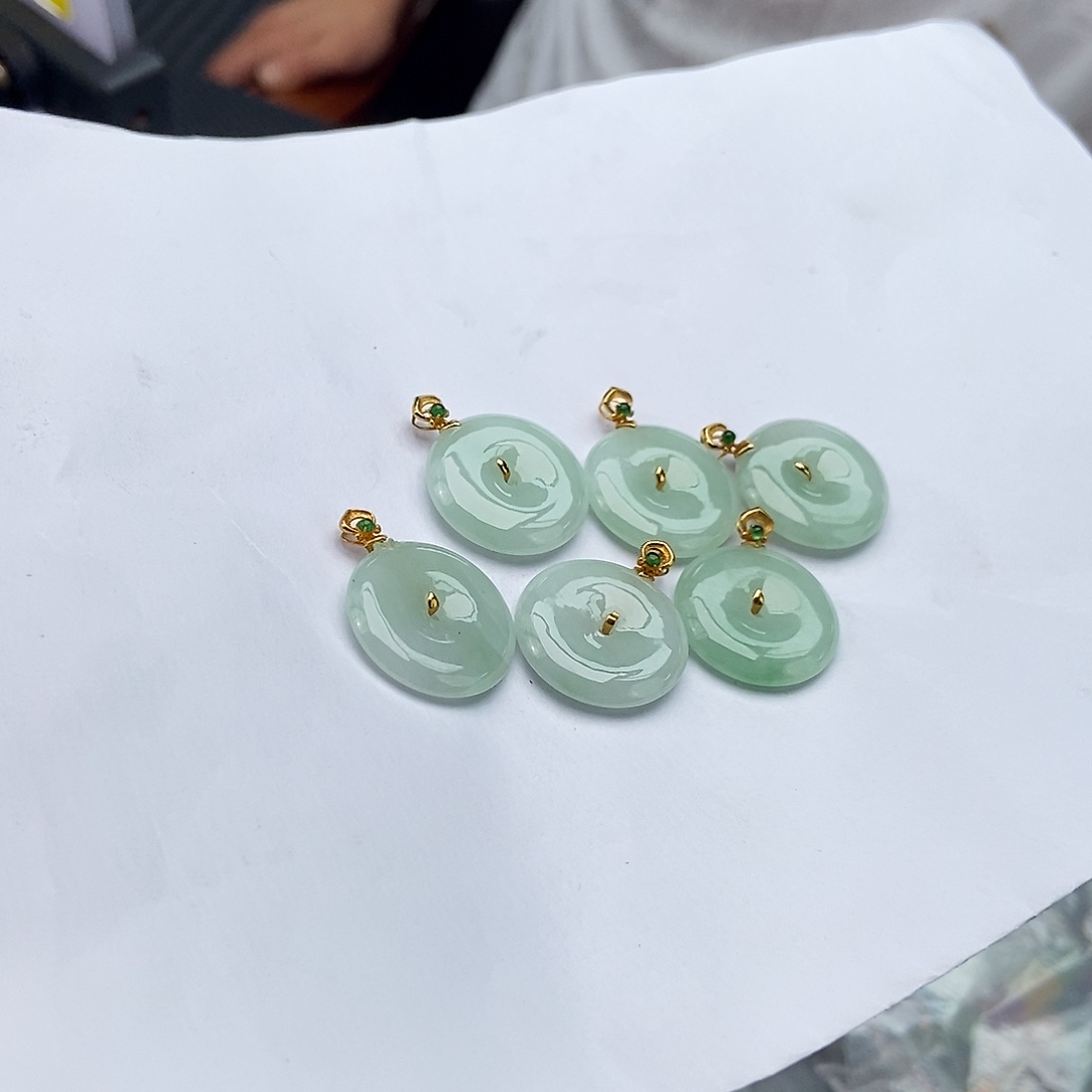 翡翠18K金镶嵌颈饰颜色多样性发拍一发一